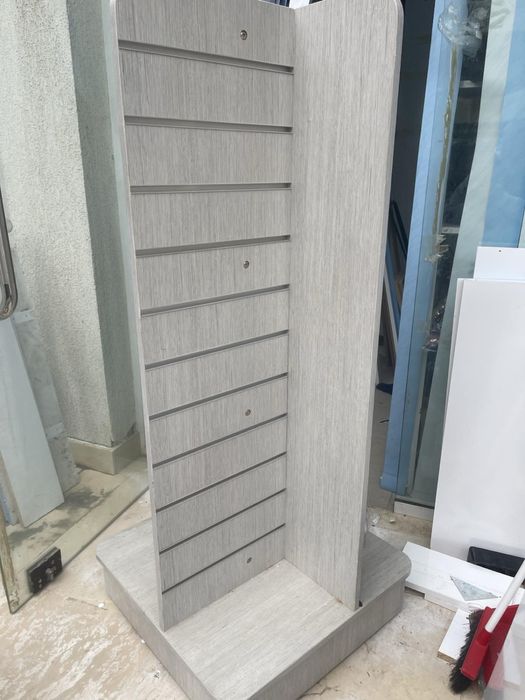 Щанд - витрина височина 137 см- канал пано- основа квадрат 56 см