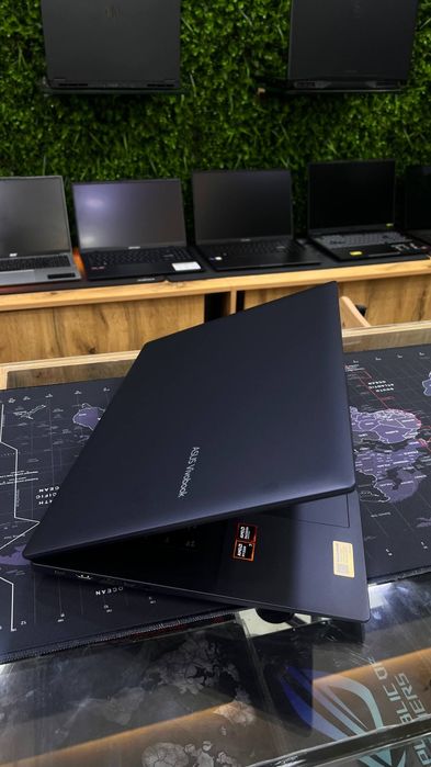 Asus Vivobook M18