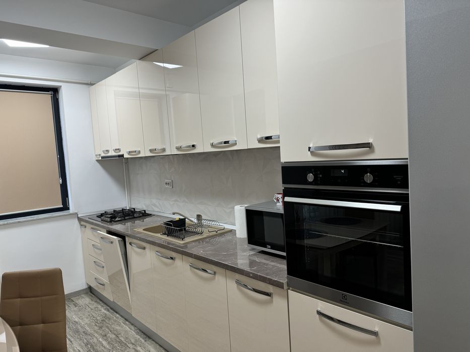 Inchiriez apartament Rovine