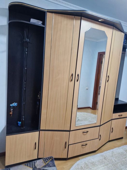 Шкаф в прихожию .