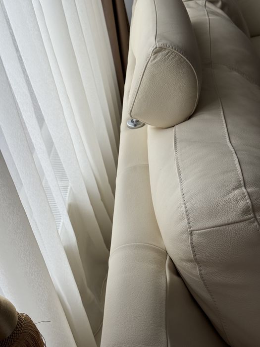 Canapea din piele naturală – culoare ivory – stare foarte bună