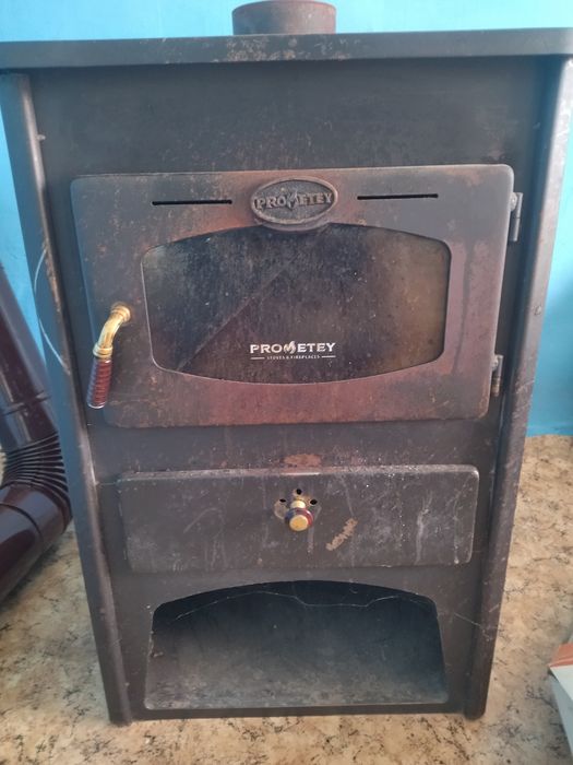 Печка камина на дърва.