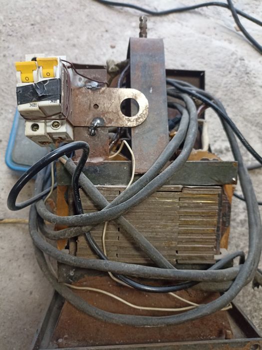 Продается сварочный аппарат на 220В. СССР.