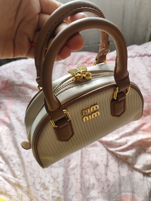 Ayollar sumkasi Yangi holatda Brend miu miu remishoklari bor