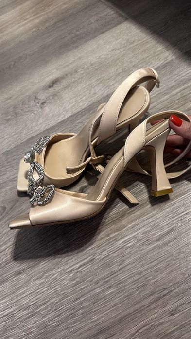 Босоножки на каблуке