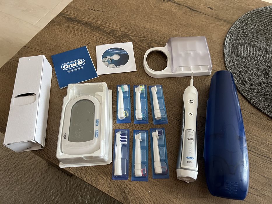 Електрическа четка за зъби Oral B triumph 5000