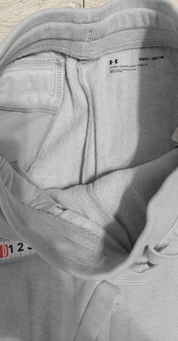 Pantaloni de trening  Underarmour, mărimea 10-11 ani