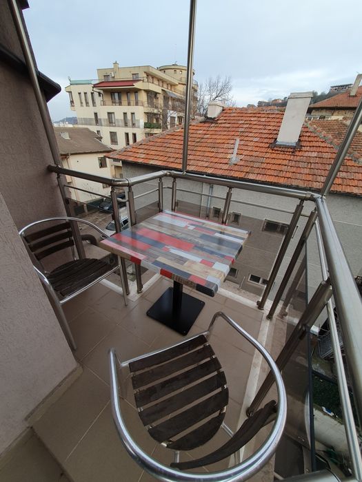 Под наем двустаен в началото на Аспарухово 40 кв. обзаведен влизаш и живееш ТВ. Интернет на пет минути от центъра с автобус място за паркиране