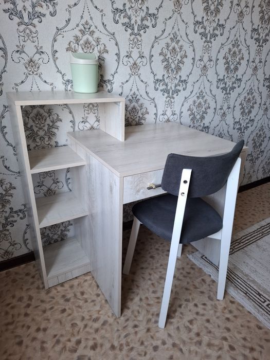 Продам  письменный стол со стулом