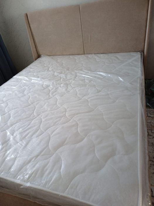 Двуспальняя кровать