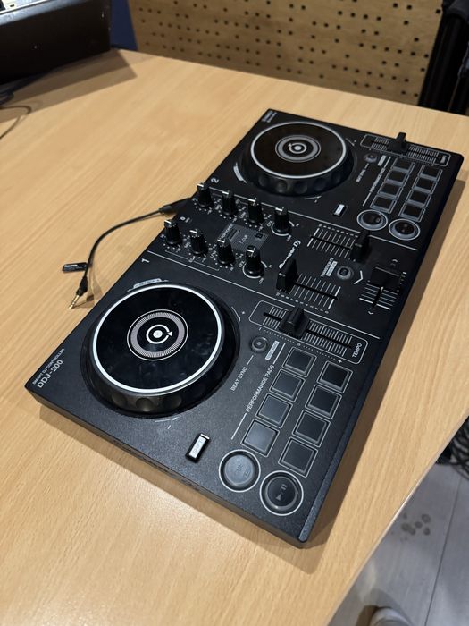 Consola DDJ 200 Pioneer cu cablu splitter audio