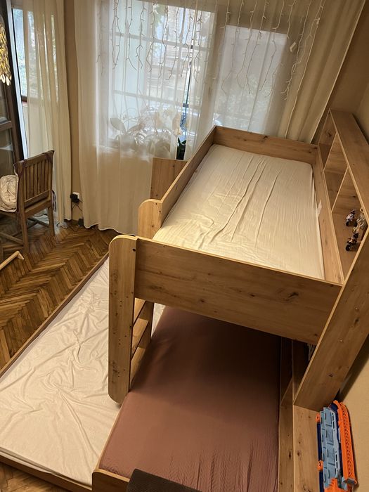 Двуэтажно легло.