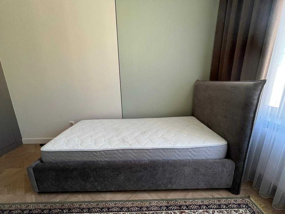 Кровать с ортопедическим матрасом.