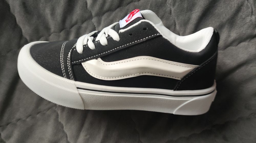 Продам кроссовки vans (дутые)