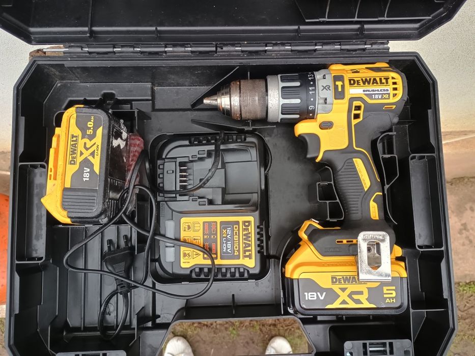 Filetanta dewalt dcd796 set cu 2 baterii, încărcător și cutie