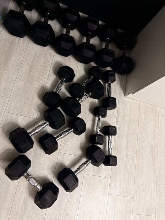 Гантели срочно уезжаю в пятницу