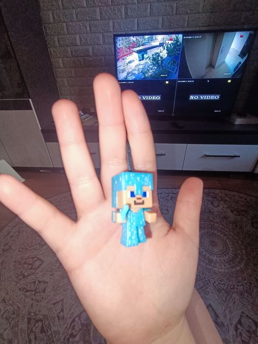 Игрушка Стив с алмазной бронёй Kinder Joy