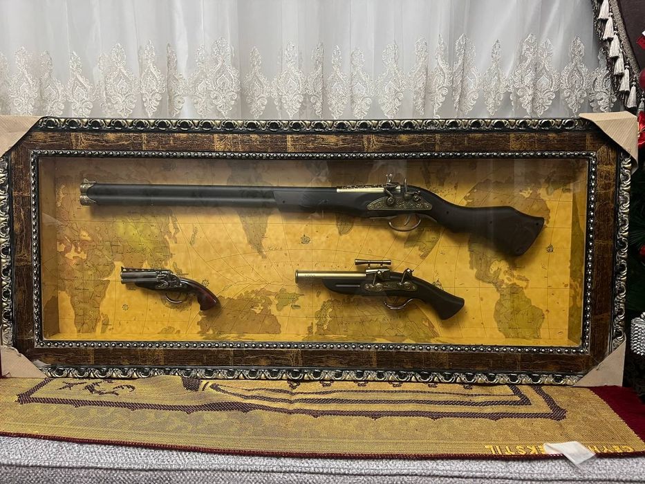 Продаю декоративный набор старинного оружия в рамке.
Размеры:

Длина: