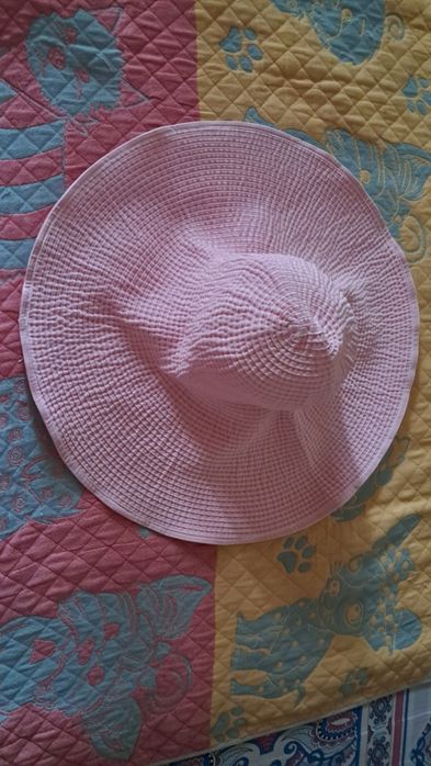 Продаются шляпы.