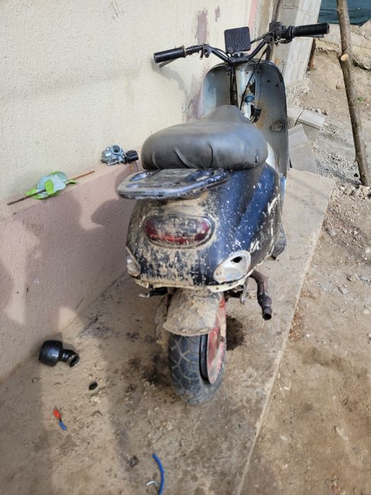 Se dă la schimb  un scuter piaggio Vespasian 2t 80cc