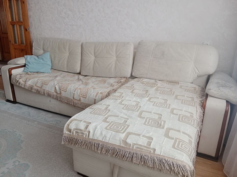 Угловой диван продаю срочно