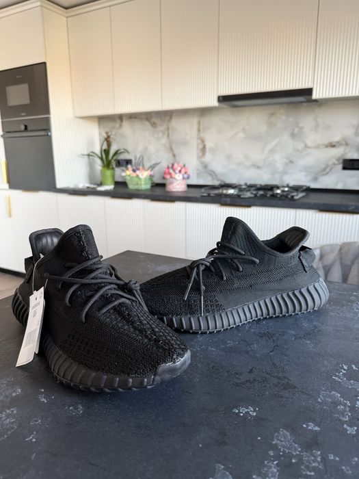 Adidasi yeezy 350 negri black
