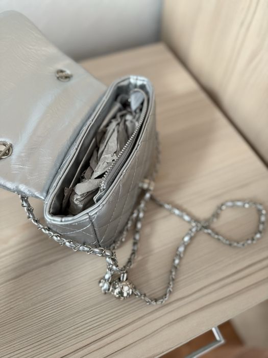 Сумочка серебристая