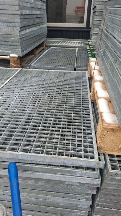 Vindem grătare zincate galvanizate la ori ce dimensiuni se debitează și la comanda clientului și facem și trepte zincate pentru scari metalice și grăt