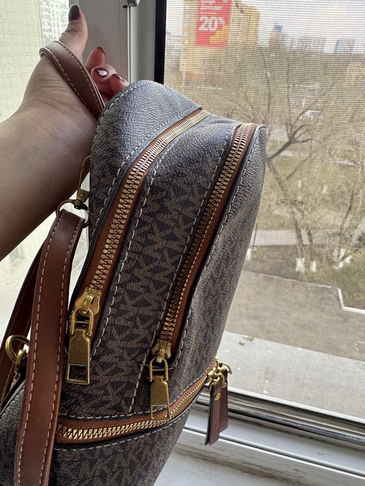 Рюкзак продается на дешевом цене