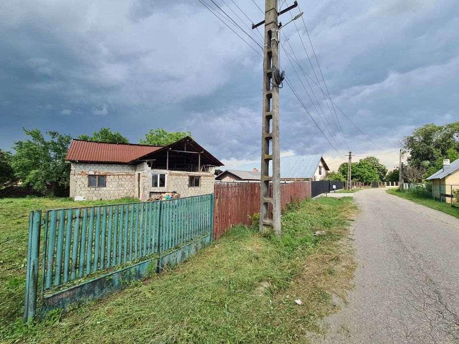Teren intravilan de vânzare în Oarja, județul Argeș – 1.200 mp + construcție existentă