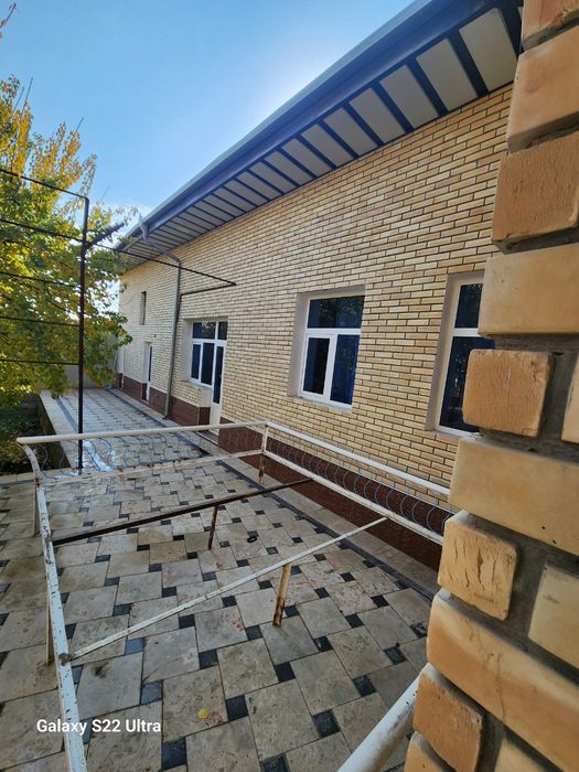 Uchastka hovli sotiladi tayyor 5 sotix