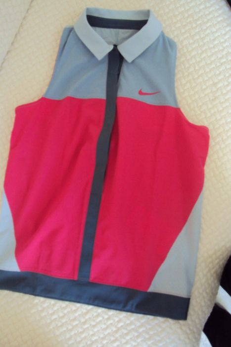 Продавам оригинална " NIKE"чисто нова блуза с етикет за тенис