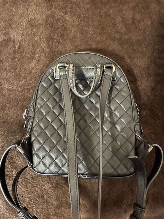 Черна чанта на Guess