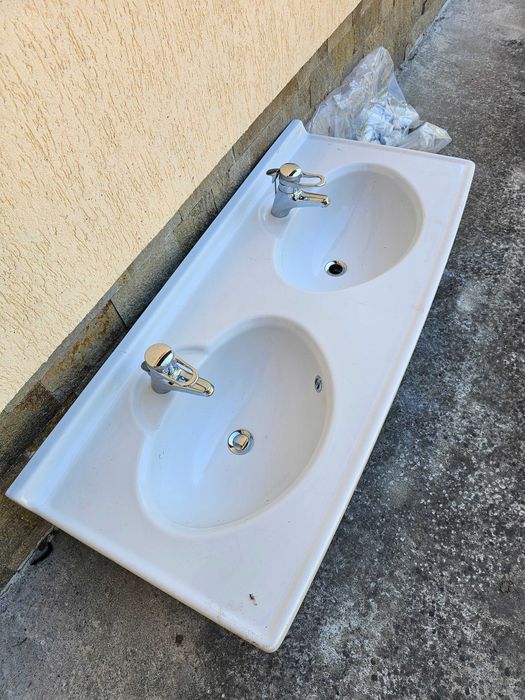 Мивка за баня със смесители двойна.Употребявана мн добро състояние.
