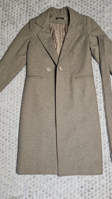 Пальто цвета хаки