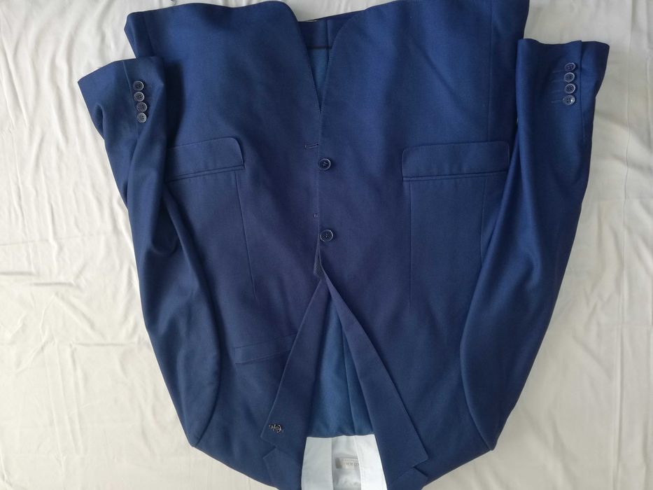 XL. Елегантен мъжки, тъмно син костюм с елек и риза