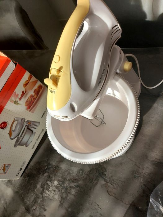 Mixer cu bol rotativ