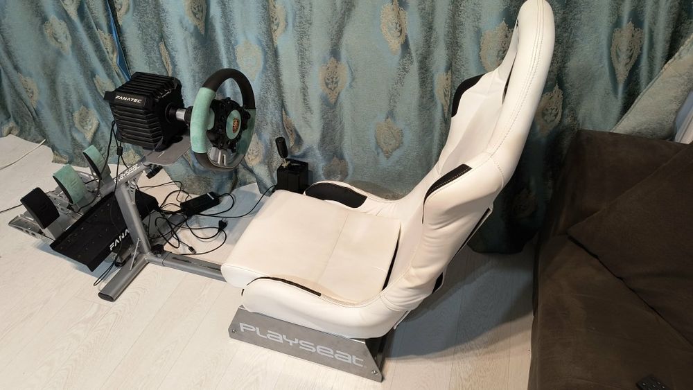 Cockpit Playseat Evolution - baza Fanatec CSL DD, volan Grand turismo Fanatec - schimbător 8 trepte, pedale cu ambreaj