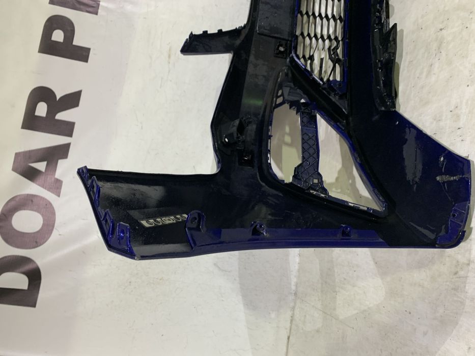 Bara fata Seat Leon 3, facelift, 2016, 2017, 2018, 2019, cod origine OE 5F0807221AB, cu gauri pentru spalatori faruri si senzori de parcare (4). Grila este defecta.