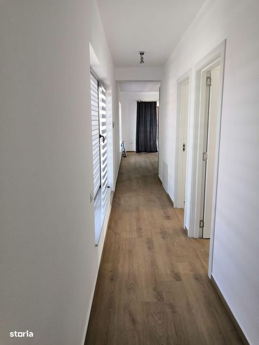 Casă  cu două apartamente și spațiu comercial,parter,etaj,etaj retras