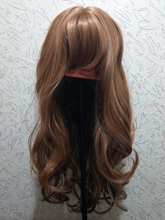 Парик длинный, с коричневым омбре. Новый. Волнистый.