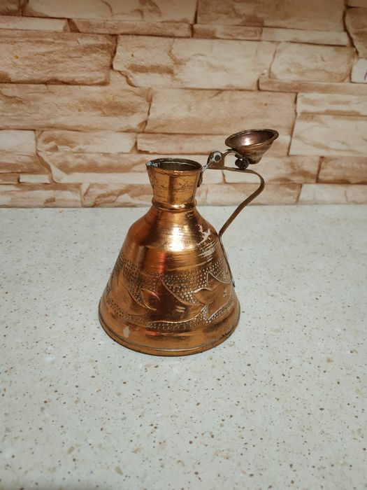 Предлага стар Албански меден Гюм вместимост 250мл.