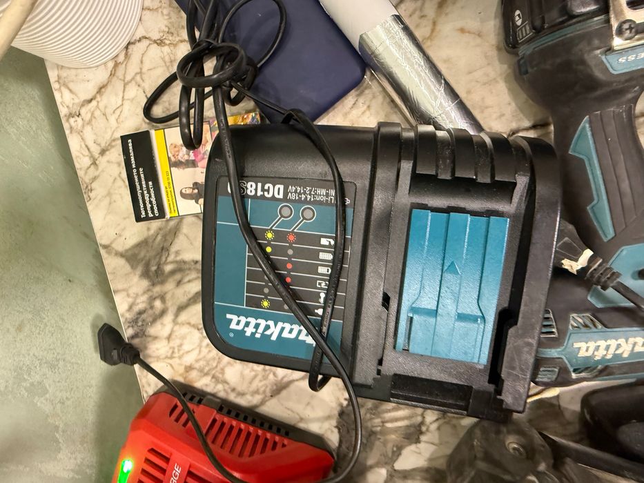 Makita 18V комплект – DHS680, 2 винтоверта, радио, батерии и зарядни
