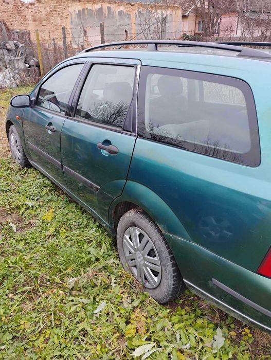 Se vând două mașini la preț de una pentru piese de schimb