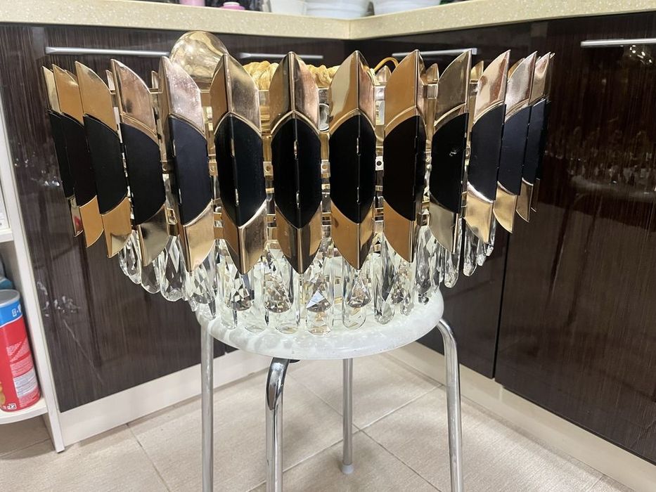 Продаётся люстра диаметр 55см