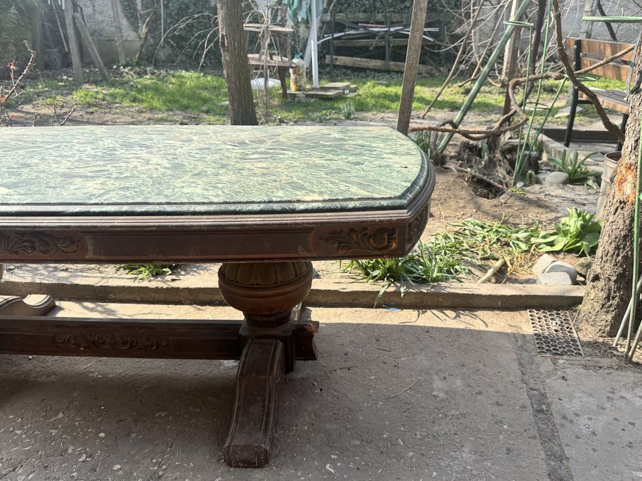 Масивна дървена маса