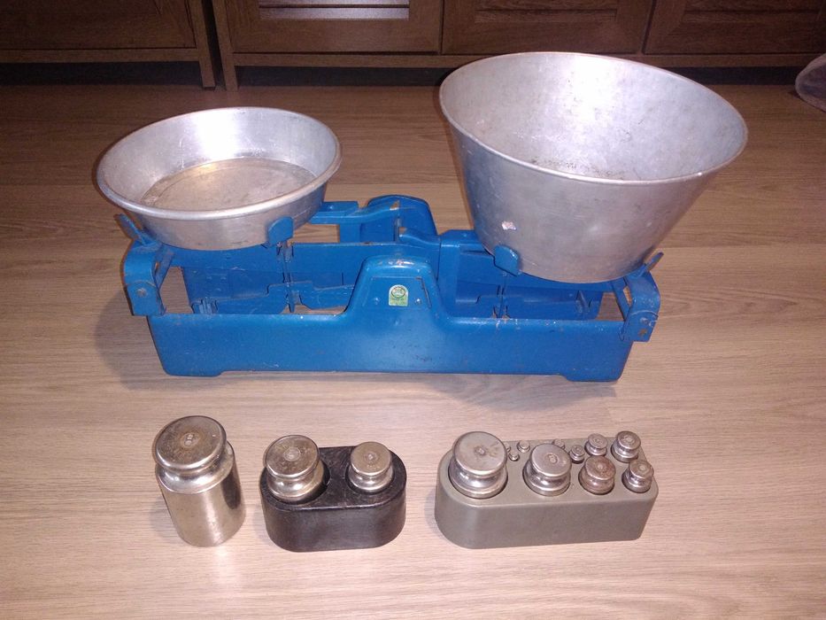 Пазарски кантар с всички теглилки