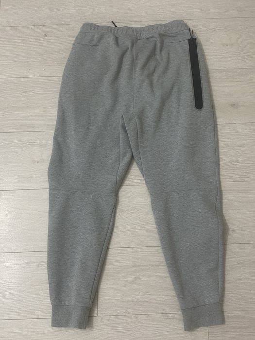 Pantaloni Nike Tech