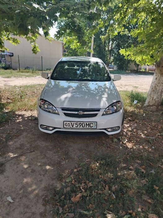 Lacetti srochna sotiladi