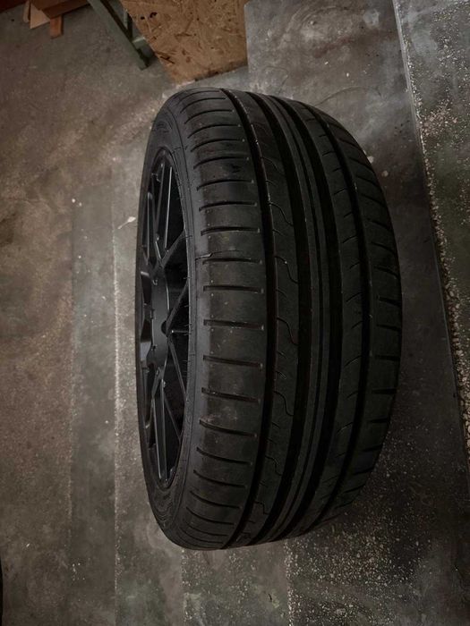 jante momo revenge 2.0 matt black + cauciucuri dunlop spt vara  , noi